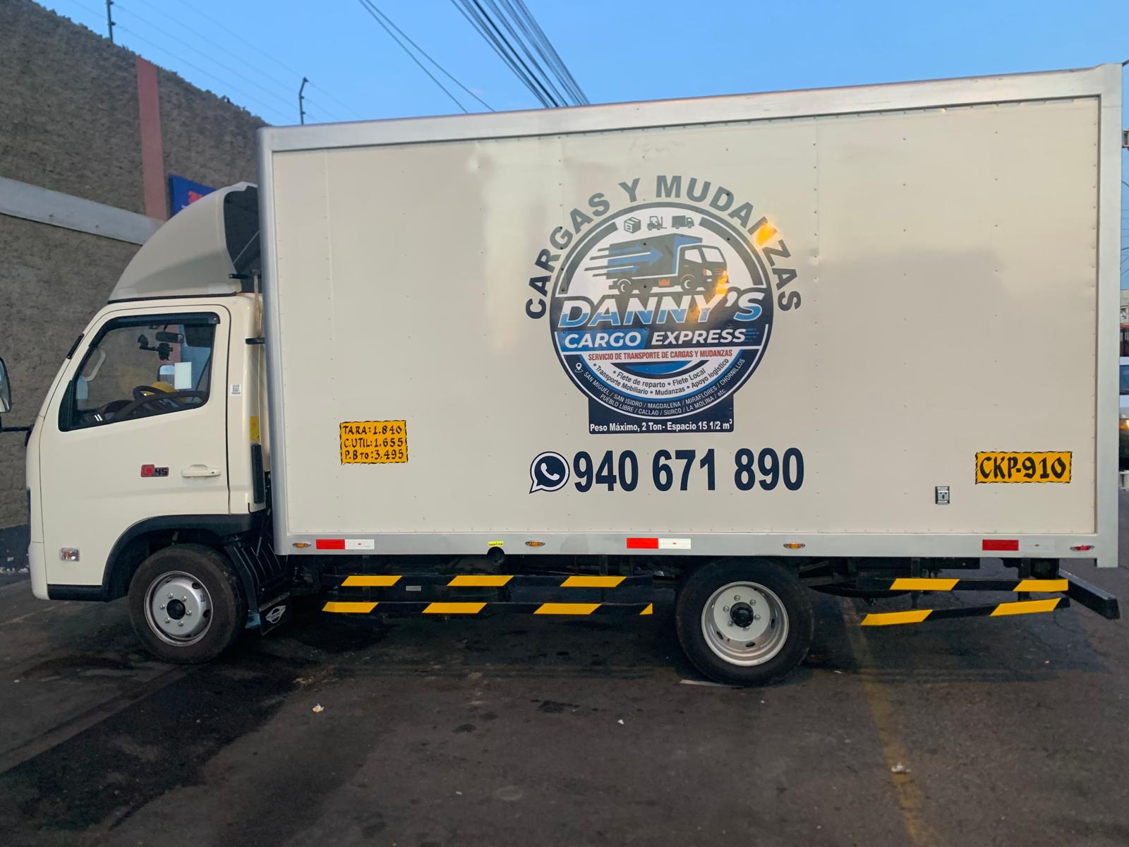Camión Danny's Cargo Express en Lima